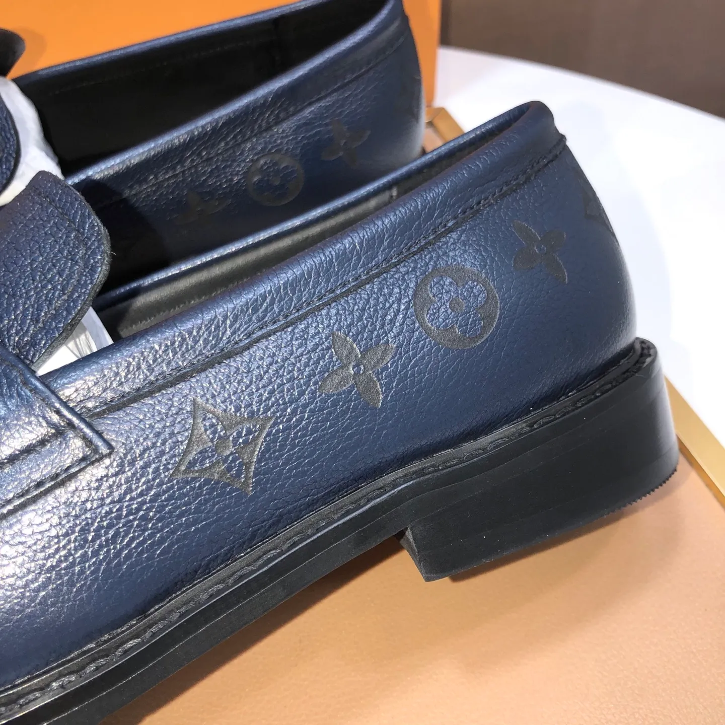 Men's men's shoes💰460💰【LV】(sheepskin lining) formal men's shoes! The high-end formal wear style is luxurious and elegant, with both practicality and style. We pay special attention to quality and details. The original version at the counter is 1:1 ultra-accurate replica👍🏻 The shoe last, leather, workmanship and comfort are not inferior! Material: imported cowhide upper, soft first layer of sheepskin! Code number: 38-45 (45 customized)